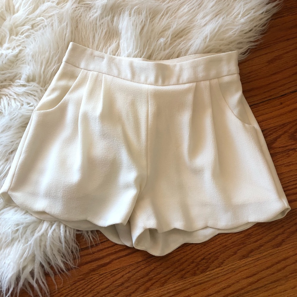 TOBI Sz XS White Scalloped Hem Shorts High waisted